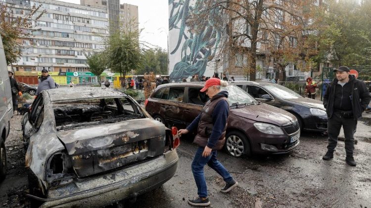 Pessoas inspecionam carros danificados após um ataque noturno de drones em um prédio residencial em Kiev, Ucrânia, 29 de outubro de 2024, em meio à invasão russa em andamento. EPA/SERGEY DOLZHENKO