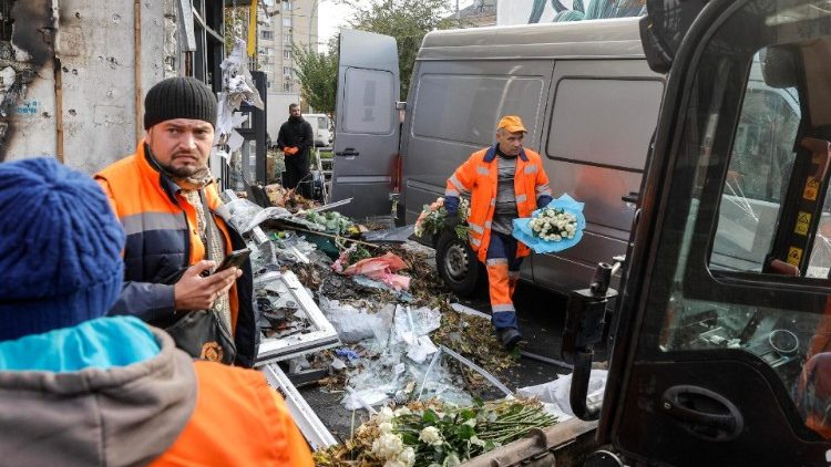 Funcionários públicos limpam os escombros após um ataque noturno de drones em um prédio residencial em Kiev, Ucrânia, 29 de outubro de 2024, em meio à invasão russa em andamento. Pelo menos seis pessoas ficaram feridas após a queda de escombros como resultado de um ataque de drones em uma área residencial de Kiev, informou o Serviço de Emergência Estatal da Ucrânia (SESU). EPA/SERGEY DOLZHENKO