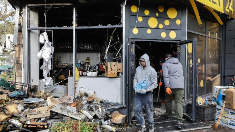 Pessoas limpam os destroços em uma loja danificada após um ataque noturno de drones em um prédio residencial em Kiev, Ucrânia, 29 de outubro de 2024, em meio à invasão russa em andamento. Pelo menos seis pessoas ficaram feridas após a queda de destroços como resultado de um ataque de drones em uma área residencial de Kiev, informou o Serviço de Emergência Estatal da Ucrânia (SESU). EPA/SERGEY DOLZHENKO