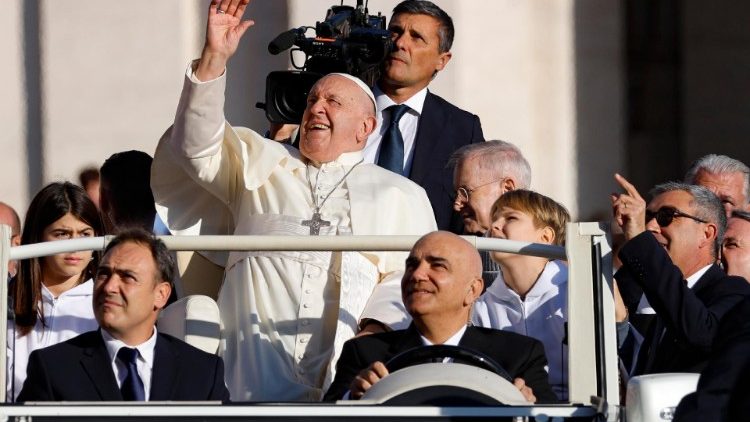 Ferenc pápa körüljárt a téren a pápamobillal a kihallgatás előtt 