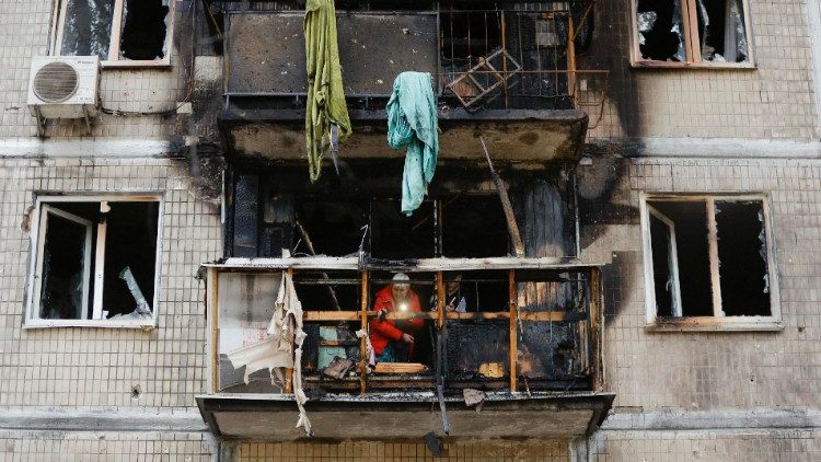 Uma mulher verifica os danos em um apartamento no local de um ataque noturno de drones em uma área residencial no distrito de Solomyansk, em Kiev, Ucrânia, em 30 de outubro de 2024. Pelo menos nove pessoas ficaram feridas quando os destroços de um drone abatido caíram em um prédio residencial após um ataque de drones, informou o Serviço de Emergência Estatal da Ucrânia (SESU). De acordo com as Forças Armadas Ucranianas, as tropas russas lançaram um ataque noturno com 62 veículos aéreos não tripulados (UAVs) 'Shahed' em toda a Ucrânia. EPA/SERGEY DOLZHENKO