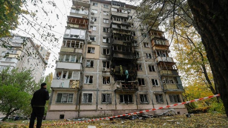 Um homem olha para um prédio danificado no local de um ataque noturno de drones em uma área residencial no distrito de Solomyansk, em Kiev, Ucrânia, 30 de outubro de 2024. Pelo menos nove pessoas ficaram feridas quando destroços de um drone abatido caíram em um prédio residencial após um ataque de drones, informou o Serviço de Emergência Estatal da Ucrânia (SESU). De acordo com as Forças Armadas Ucranianas, as tropas russas lançaram um ataque noturno com 62 veículos aéreos não tripulados (UAVs) 'Shahed' em toda a Ucrânia. EPA/SERGEY DOLZHENKO