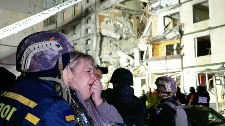 Uma mulher reage no local de um ataque russo com bomba planadora tarde da noite em um prédio residencial de nove andares em Kharkiv, Ucrânia, 30 de outubro de 2024 em meio à invasão russa em andamento. Pelo menos 29 pessoas ficaram feridas e uma criança foi morta, de acordo com uma postagem do chefe da Administração Militar de Kharkiv, Oleg Synegubov, em seu canal do Telegram. EPA/SERGEY KOZLOV