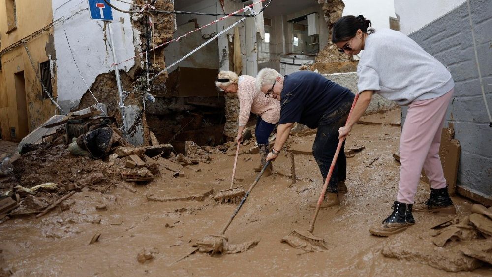 Moradores limpam uma rua coberta de lama na cidade de Chiva, atingida por enchentes, perto de Valência, Espanha, 31 de outubro de 2024. Mais de 100 pessoas morreram na província de Valência e províncias vizinhas após enchentes causadas pelo fenômeno DANA (depressão isolada de alta altitude) que afeta a parte oriental do país. EPA/KAI FORSTERLING
