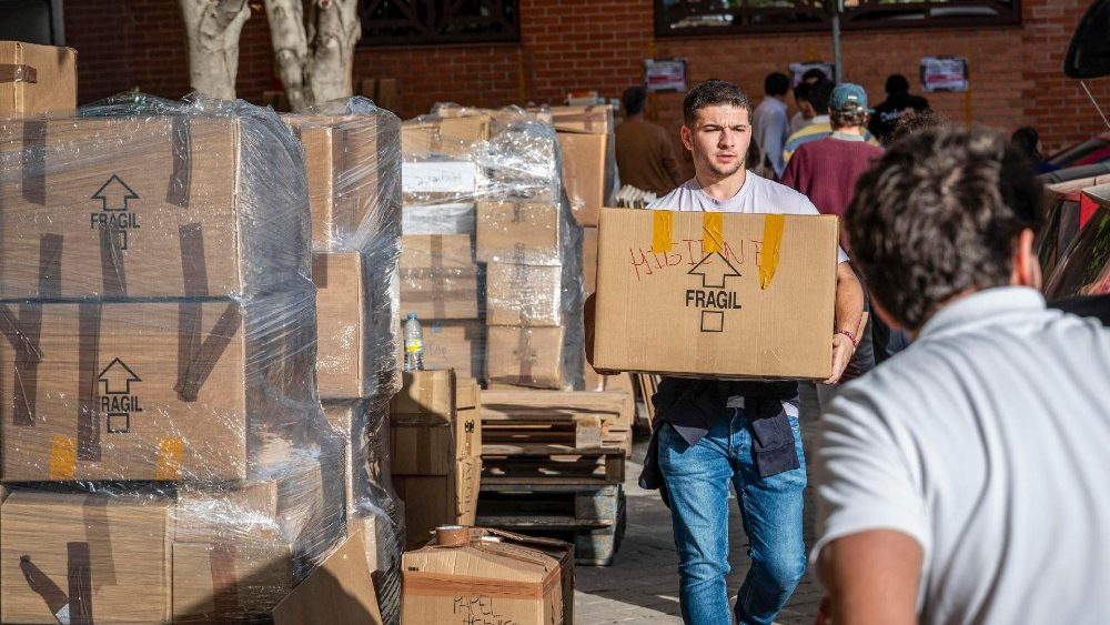 Pessoas coletam pás, baldes, alimentos não perecíveis, água e roupas para enviar às pessoas afetadas pelas enchentes na província de Valência, em Madri, Espanha, 31 de outubro de 2024. Mais de 100 pessoas morreram na província de Valência e províncias vizinhas após enchentes causadas pelo fenômeno DANA (depressão isolada de alta altitude) que afeta a parte oriental do país. EPA/FERNANDO VILLAR
