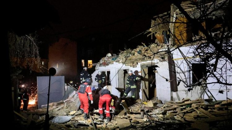 Equipes de resgate ucranianas trabalham no local de um ataque de míssil russo em uma área residencial em Kharkiv, nordeste da Ucrânia, 01 de novembro de 2024, em meio à invasão russa. Um policial foi morto e 26 policiais e quatro civis ficaram feridos como resultado de dois foguetes russos atingindo uma delegacia de polícia no centro de Kharkiv, disse o chefe da Polícia Nacional da Ucrânia, Ivan Vyhivskyi. EPA/SERGEY KOZLOV