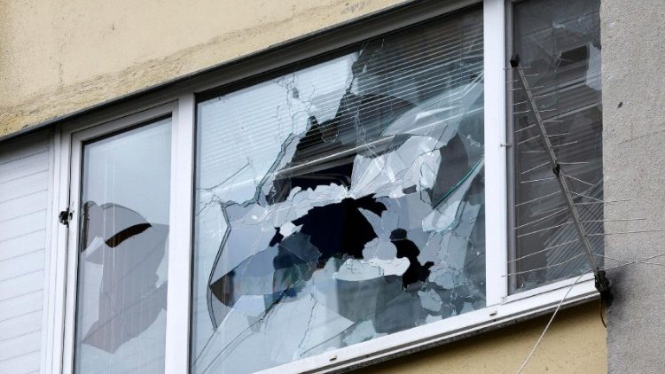 Uma janela danificada de um apartamento perto do local de um ataque de drone em uma área residencial em Kiev, Ucrânia, 02 de novembro de 2024, em meio à invasão russa em andamento. Pelo menos duas pessoas ficaram feridas quando destroços de um drone abatido caíram em um prédio residencial após um ataque de drone, informou o Serviço de Emergência Estatal da Ucrânia (SESU). De acordo com as Forças Armadas Ucranianas, as tropas russas lançaram um ataque noturno com 71 veículos aéreos não tripulados (UAVs) 'Shahed' em toda a Ucrânia. EPA/SERGEY DOLZHENKO