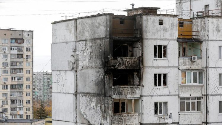 Uma vista do edifício danificado no local de um ataque de drone em uma área residencial em Kiev, Ucrânia, 02 de novembro de 2024, em meio à invasão russa em andamento. Pelo menos duas pessoas ficaram feridas quando destroços de um drone abatido caíram em um edifício residencial após um ataque de drone, informou o Serviço de Emergência Estatal da Ucrânia (SESU). De acordo com as Forças Armadas Ucranianas, as tropas russas lançaram um ataque noturno com 71 veículos aéreos não tripulados (UAVs) 'Shahed' em toda a Ucrânia. EPA/SERGEY DOLZHENKO