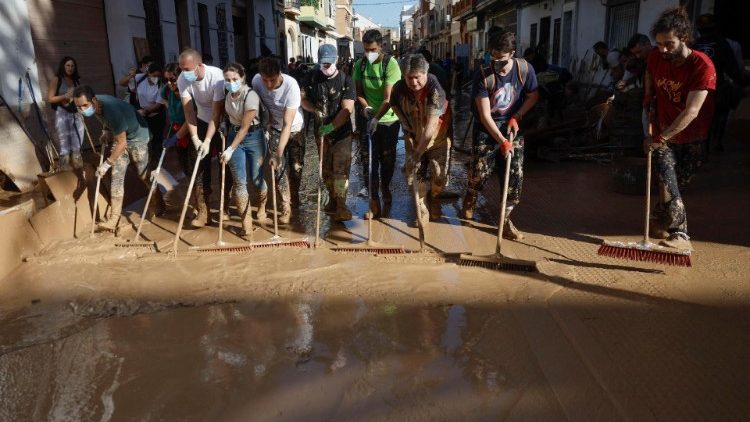 Aftermath of deadly floods in Spain as toll surpasses 200