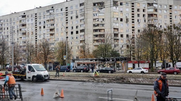 Um edifício residencial danificado perto do local de um ataque de bomba planadora russa em Kharkiv, Ucrânia, 04 de novembro de 2024, em meio à invasão russa. Pelo menos 14 pessoas ficaram feridas como resultado de um ataque de bomba planadora em um supermercado em Kharkiv, de acordo com a Polícia Nacional da Ucrânia. EPA/SERGEY KOZLOV