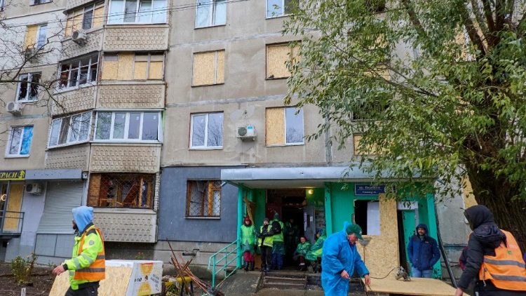 Pessoas cobrem janelas quebradas em um prédio residencial danificado, perto do local de um ataque de bomba planadora russa em Kharkiv, Ucrânia, 04 de novembro de 2024, em meio à invasão russa. Pelo menos 14 pessoas ficaram feridas como resultado de um ataque de bomba planadora em um supermercado em Kharkiv, de acordo com a Polícia Nacional da Ucrânia. EPA/SERGEY KOZLOV