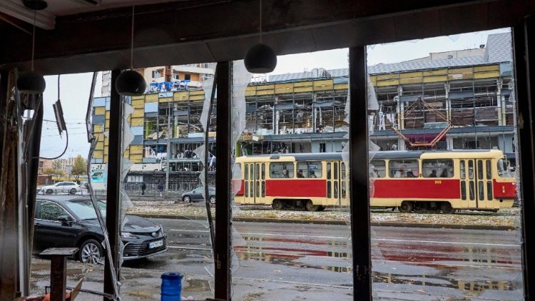 O local de um ataque de bomba planadora russa em uma área residencial em Kharkiv, Ucrânia, 04 de novembro de 2024, em meio à invasão russa. Pelo menos 14 pessoas ficaram feridas como resultado de um ataque de bomba planadora em um supermercado em Kharkiv, de acordo com a Polícia Nacional da Ucrânia. EPA/SERGEY KOZLOV