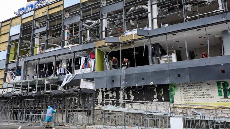 O local de um ataque de bomba planadora russa em uma área residencial em Kharkiv, Ucrânia, 04 de novembro de 2024, em meio à invasão russa. Pelo menos 14 pessoas ficaram feridas como resultado de um ataque de bomba planadora em um supermercado em Kharkiv, de acordo com a Polícia Nacional da Ucrânia. EPA/SERGEY KOZLOV