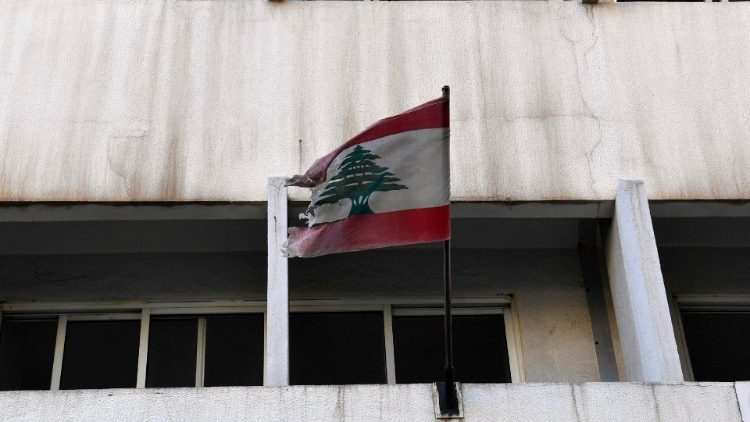 Bandeira libanesa hasteada no prédio da escola secundária pública para meninas Abdullah Al Alaili, em Beirute.