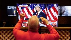 Un elettore del Nevada in attesa dei risultati