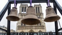 La cloche des Jeux olympiques rejoint les cloches historiques de la cathédrale Notre-Dame de Paris, le 7 novembre 2024. 