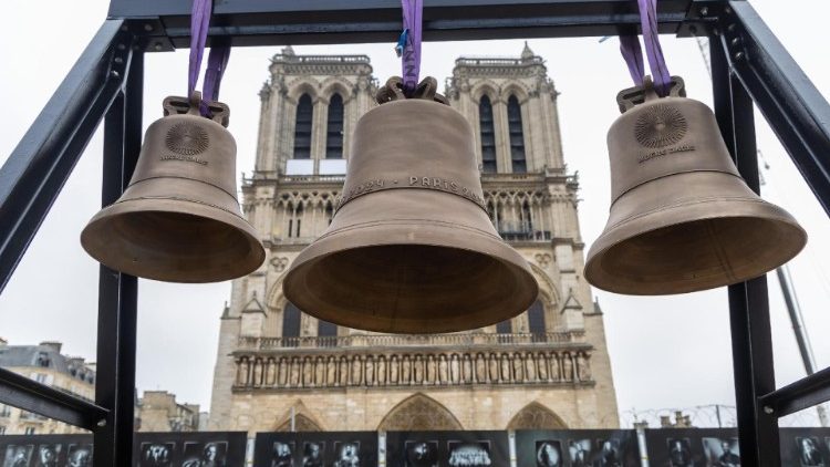 La cloche des Jeux olympiques rejoint les cloches historiques de la cathédrale Notre-Dame de Paris, le 7 novembre 2024. 