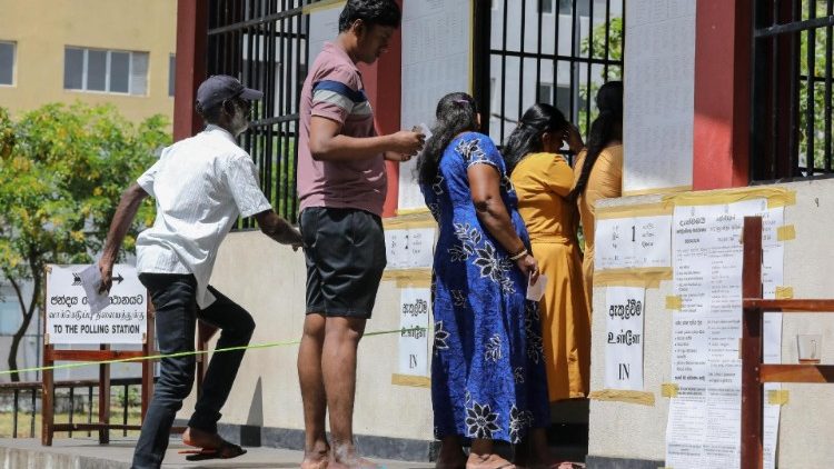 Des électeurs au Sri Lanka faisant la queue pour voter. 