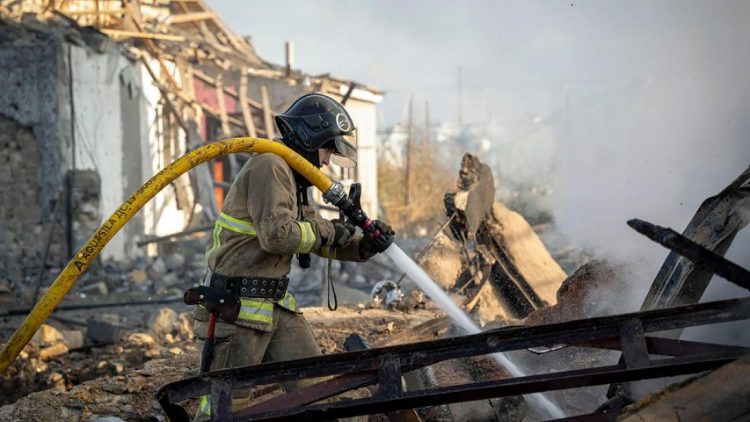 Uma foto divulgada pelo serviço de imprensa do Serviço de Emergência do Estado (SES) da Ucrânia mostra equipes de resgate ucranianas trabalhando no local de um ataque aéreo em Odesa, sudoeste da Ucrânia, em 17 de novembro de 2024. STATE EMERGENCY SERVICE OF UKRAINE HANDOUT -- BEST QUALITY AVAILABLE/EPA