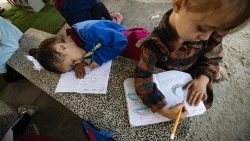 Palästinensische Kinder lernen in einem zerstörten Klassenzimmer