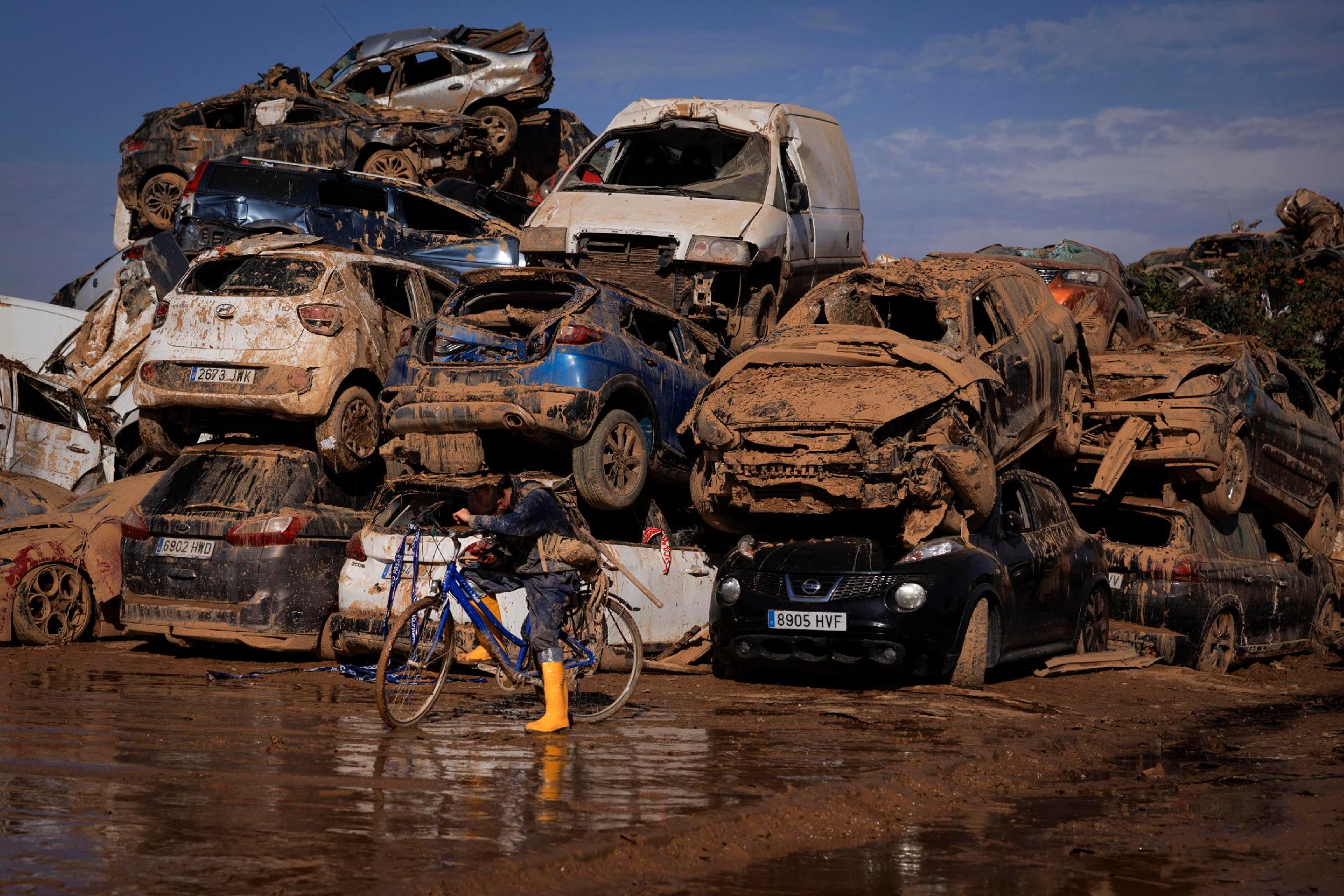 Los montones de coches destruidos por la riada en Valencia