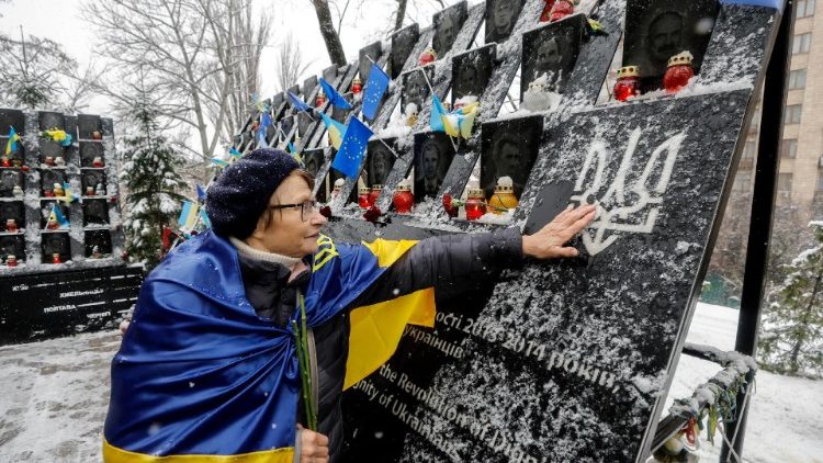 Ucraniana deposita flores no memorial aos 'Heroes of the Heavenly Hundred", em homenagrm aos ativistas mortos durante os protestos da Euromaidan em 2014, perto da Pra&ccedil;a da Independ&ecirc;ncia em Kiev, Ucr&acirc;nia, 21 de novembro de 2024, em meio &agrave; invas&atilde;o russa em andamento. Os ucranianos comemoram em 21 de novembro o "Dia da Dignidade e da Liberdade" e o anivers&aacute;rio da "Revolu&ccedil;&atilde;o de Maidan", ou Revolu&ccedil;&atilde;o da Dignidade da Ucr&acirc;nia. Em 21 de novembro de 2013, os ativistas iniciaram um piquete antigovernamental depois que o ent&atilde;o primeiro-ministro Mykola Azarov anunciou a suspens&atilde;o de um tratado hist&oacute;rico com a Uni&atilde;o Europeia. Os protestos acabaram levando &agrave; deposi&ccedil;&atilde;o do ent&atilde;o presidente Viktor Yanukovych, criando fissuras pol&iacute;ticas em todo o pa&iacute;s que explodiram em um conflito violento entre separatistas pr&oacute;-R&uacute;ssia e for&ccedil;as governamentais na parte oriental do pa&iacute;s na primavera de 2014. Tropas russas entraram na Ucr&acirc;nia em 24 de fevereiro de 2022, iniciando um conflito que provocou destrui&ccedil;&atilde;o e uma crise humanit&aacute;ria. EPA/SERGEY DOLZHENKO