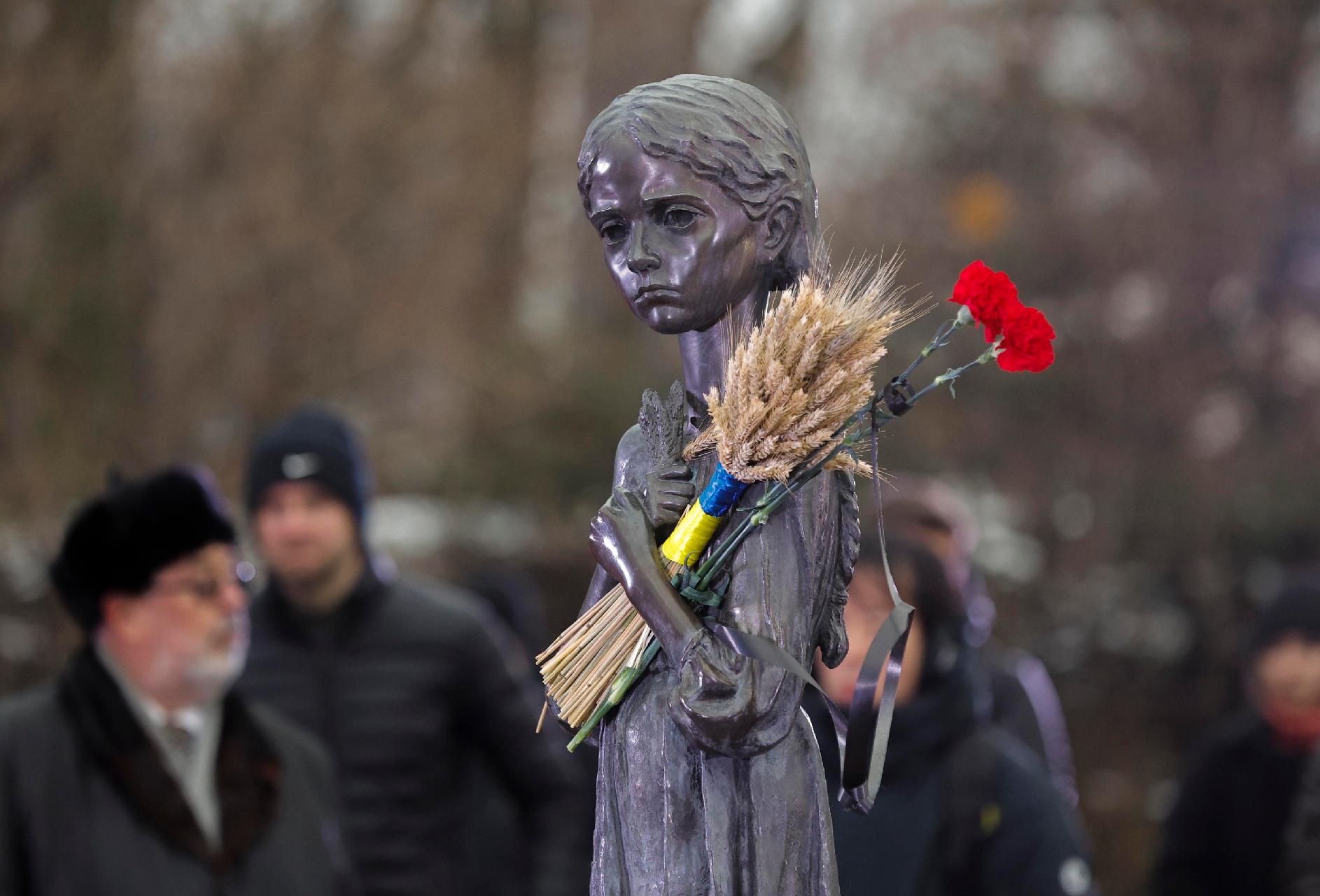A estátua 'Menina com Espigas de Grão' no Museu Nacional do Complexo do Genocídio do Holodomor do Museu Nacional em Kiev, Ucrânia, 23 de novembro de 2024, em meio à invasão russa em andamento. As vítimas do Holodomor, ucraniano para 'morte por fome', são tradicionalmente comemoradas na Ucrânia no último sábado de novembro. O Holodomor, ou a Grande Fome, na antiga era soviética Ucrânia ceifou milhões de vidas entre 1932 e 1933. EPA/SERGEY DOLZHENKO