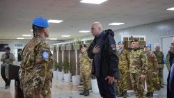 Italiens Verteidigungsminister Guido Crosetto im Gespräch mit Blauhelm-Soldaten