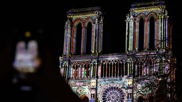 Przygotowania do otwarcia katedry Notre-Dame