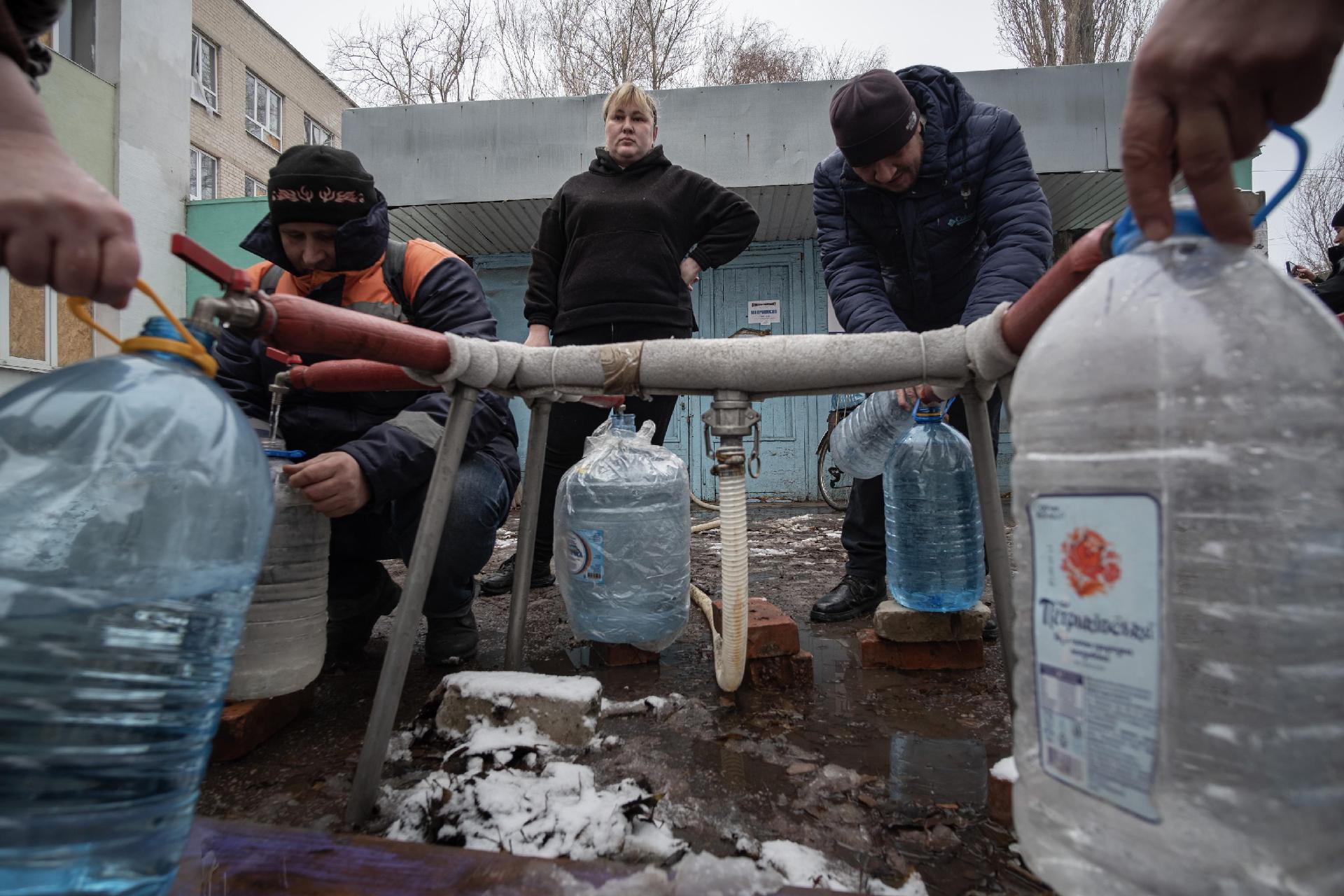 Pessoas se reúnem para coletar água potável em um ponto de distribuição criado pela administração regional, em Pokrovsk, Ucrânia, 06 de dezembro de 2024 (emitido em 07 de dezembro de 2024). A cidade de Pokrovsk está sitiada por tropas russas desde agosto de 2024, com tropas russas estacionadas a apenas cinco quilômetros da cidade. A Rússia bombardeou postos de energia e gasolina em setembro, enquanto o fornecimento de água potável foi cortado, deixando os civis dependendo apenas de ajuda humanitária. EPA/MARIA SENOVILLA