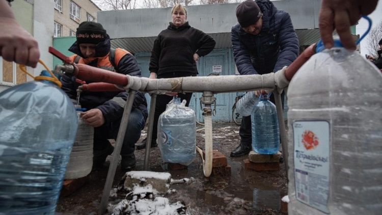 Pessoas se re&uacute;nem para coletar &aacute;gua pot&aacute;vel em um ponto de distribui&ccedil;&atilde;o criado pela administra&ccedil;&atilde;o regional, em Pokrovsk, Ucr&acirc;nia, 06 de dezembro de 2024 (emitido em 07 de dezembro de 2024). A cidade de Pokrovsk est&aacute; sitiada por tropas russas desde agosto de 2024, com tropas russas estacionadas a apenas cinco quil&ocirc;metros da cidade. A R&uacute;ssia bombardeou postos de energia e gasolina em setembro, enquanto o fornecimento de &aacute;gua pot&aacute;vel foi cortado, deixando os civis dependendo apenas de ajuda humanit&aacute;ria. EPA/MARIA SENOVILLA