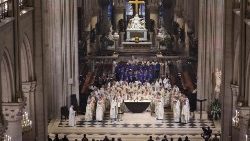 Der erste Gottesdienst mit Altarsegnung in der neu eröffnetet Kathedrale Notre-Dame