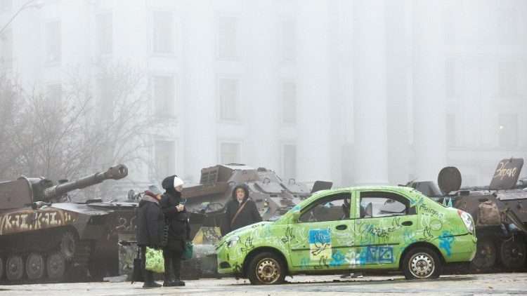 Pessoas passam por máquinas militares russas destruídas e veículos civis ucranianos danificados expostos perto da Catedral de St. Mykhailivsky no centro de Kiev, Ucrânia, 09 de dezembro de 2024, em meio à invasão russa em andamento. EPA/SERGEY DOLZHENKO
