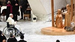 Францішак ля "паслесцінскіх" ясляў у Зале Паўла VI