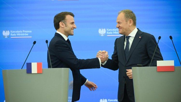Il presidente francese Macron con il premier polacco Tusk a Vasravia