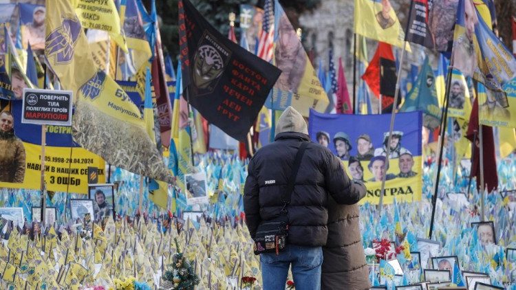Memorial aos mortos na Pra&ccedil;a da Independ&ecirc;ncia em Kiev, Ucr&acirc;nia, 12 de dezembro de 2024, em meio &agrave; invas&atilde;o russa em andamento. EPA/SERGEY DOLZHENKO