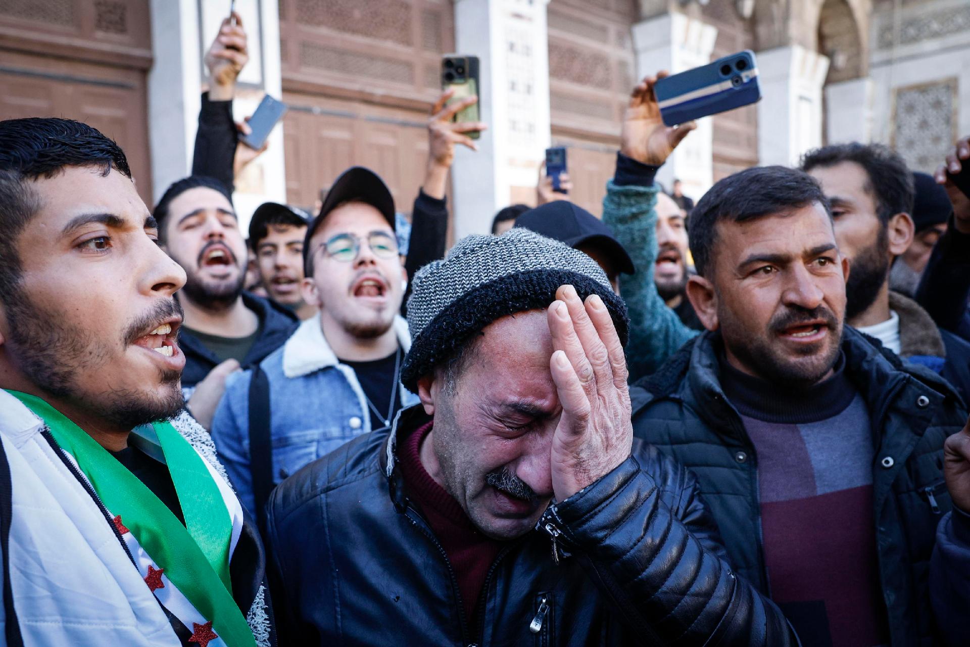 Syrer im Innenhof der Omayyaden-Moschee in Damaskus nach dem Sturz des Assad-Regimes