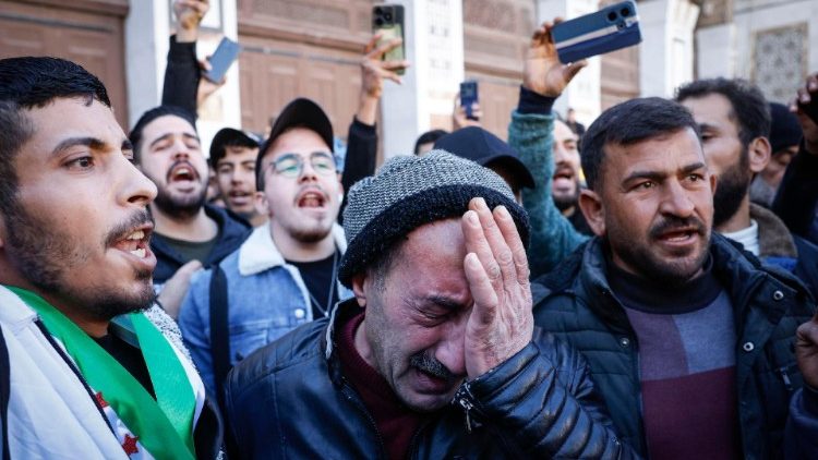 Syrer im Innenhof der Omayyaden-Moschee in Damaskus nach dem Sturz des Assad-Regimes