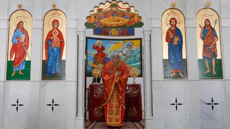 Um padre lidera uma missa na igreja em Maaloula, a cerca de 55 km de Damasco, S&iacute;ria, 15 de dezembro de 2024. A cidade de Maaloula, onde o aramaico ainda &eacute; falado, &eacute; um dos primeiros centros do cristianismo no mundo. Os crist&atilde;os representam cerca de 10 por cento da popula&ccedil;&atilde;o da S&iacute;ria, com os mu&ccedil;ulmanos sendo a vasta maioria. EPA/ANTONIO PEDRO SANTOS