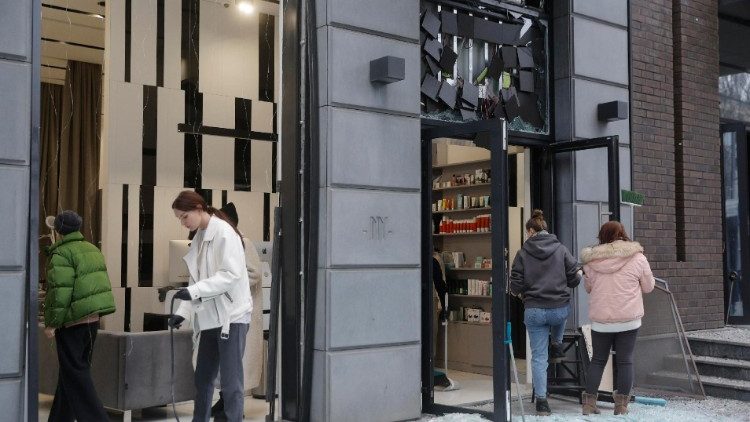 Pessoas removem escombros de uma loja danificada perto do local de um ataque de m&iacute;ssil no centro de Kiev, Ucr&acirc;nia, 20 de dezembro de 2024, em meio &agrave; invas&atilde;o russa. Pelo menos uma pessoa foi morta e outras 10 ficaram feridas como resultado do bombardeio russo em Kiev, de acordo com o Servi&ccedil;o de Emerg&ecirc;ncia Estatal da Ucr&acirc;nia (SESU). EPA/SERGEY DOLZHENKO