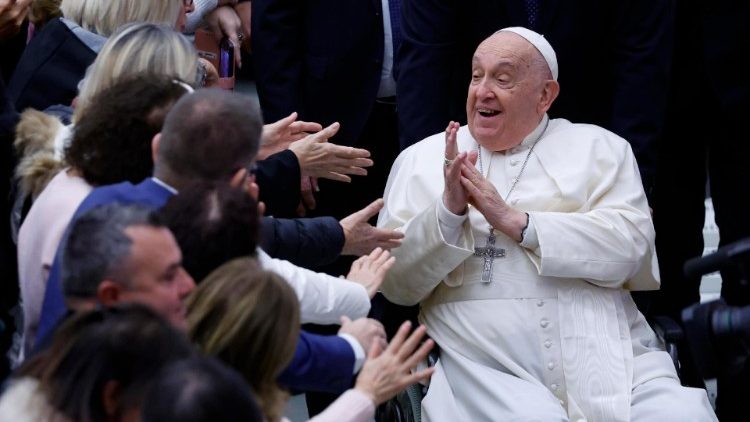 ഫ്രാൻസീസ് പാപ്പാ വത്തിക്കാനിൽ പോൾ ആറാമൻ ശാലയിൽ വത്തിക്കാൻ ജീവനക്കാരുമൊത്തുള്ള കൂടിക്കാഴ്ചാ വേളയിൽ, 21/12/24