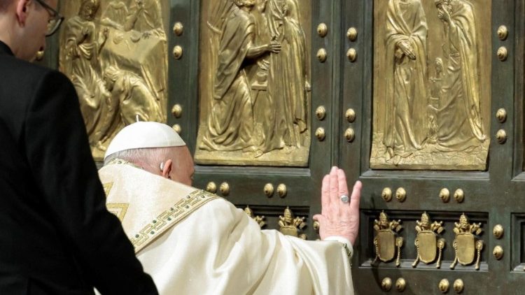 ++ Il Papa apre la Porta Santa, al via il Giubileo ++