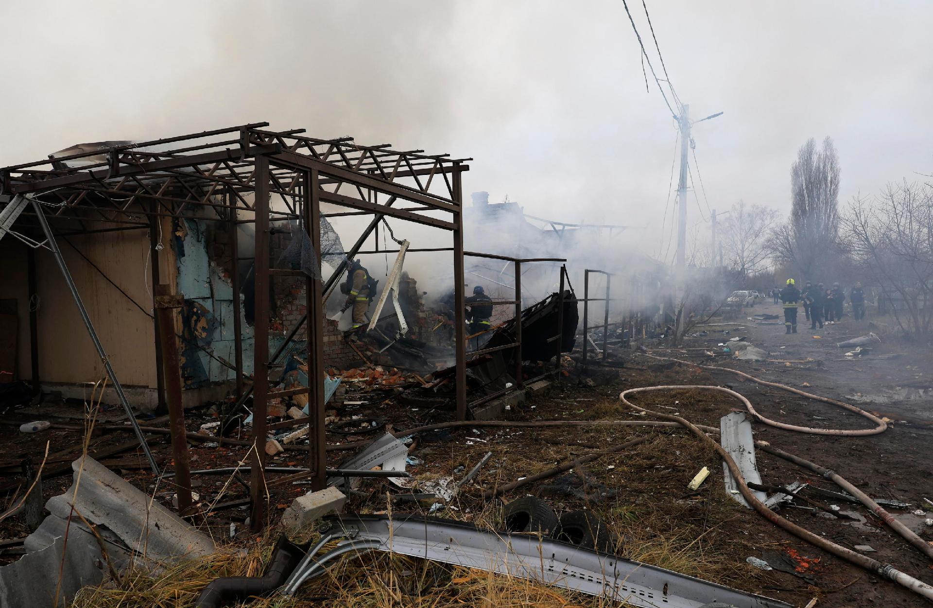 Equipes de resgate ucranianas trabalham no local de um ataque aéreo em um prédio privado em Kharkiv, nordeste da Ucrânia, 25 de dezembro de 2024, em meio à invasão russa. De acordo com o Serviço de Emergência Estatal da Ucrânia (SESU), pelo menos seis pessoas ficaram feridas na cidade de Kharkiv, no nordeste da Ucrânia, depois que a Rússia lançou um ataque com mísseis e drones na Ucrânia em 25 de dezembro. EPA/SERGEY KOZLOV