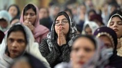 Membros da comunidade minoritária cristã participam dq Missa de Natal na Catedral do Sagrado Coração em Lahore, Paquistão, em 25 de dezembro de 2024. (EPA/A. HUSSAIN)