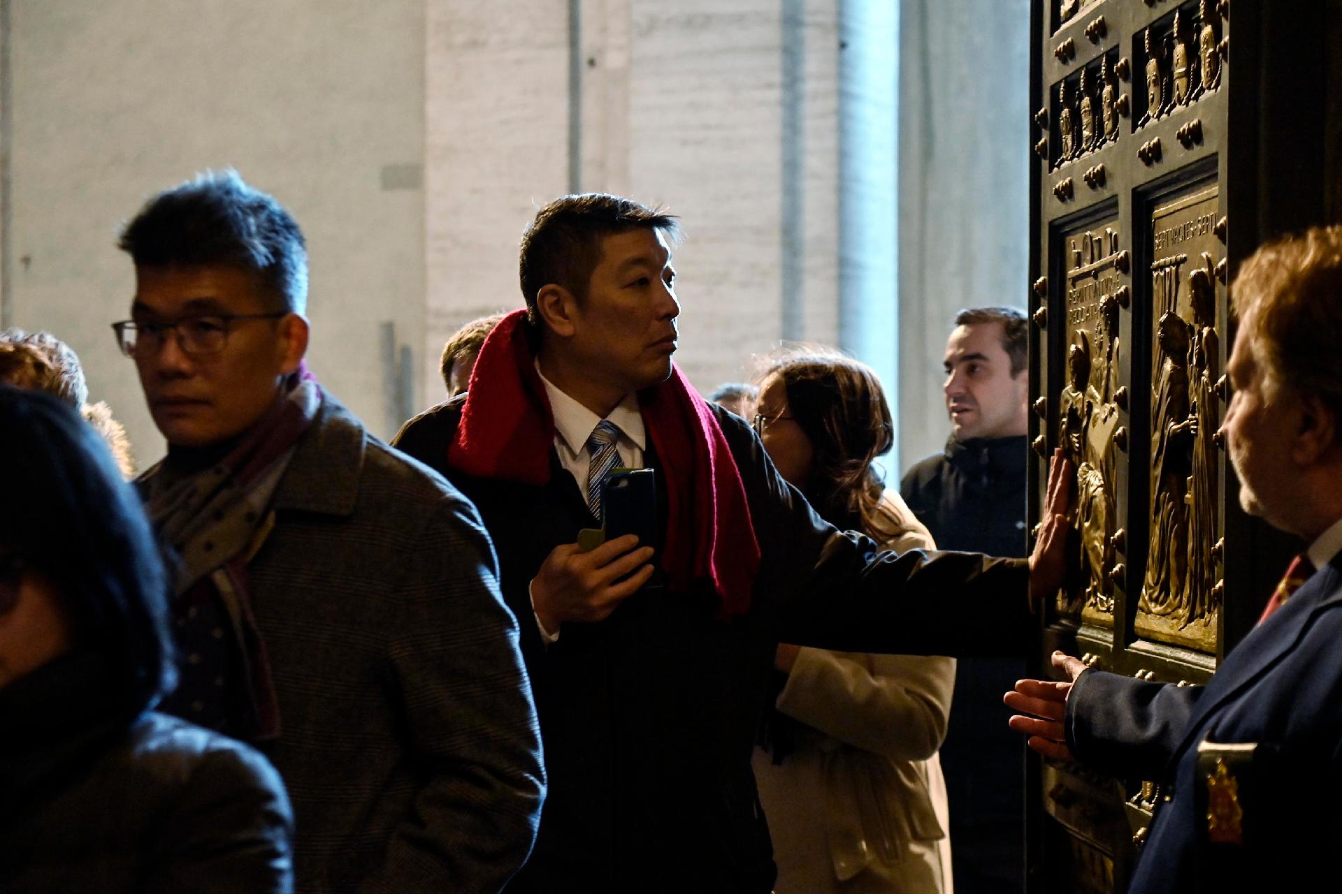 De premiers pèlerins ont franchi la Porte Sainte de la basilique Saint-Pierre.