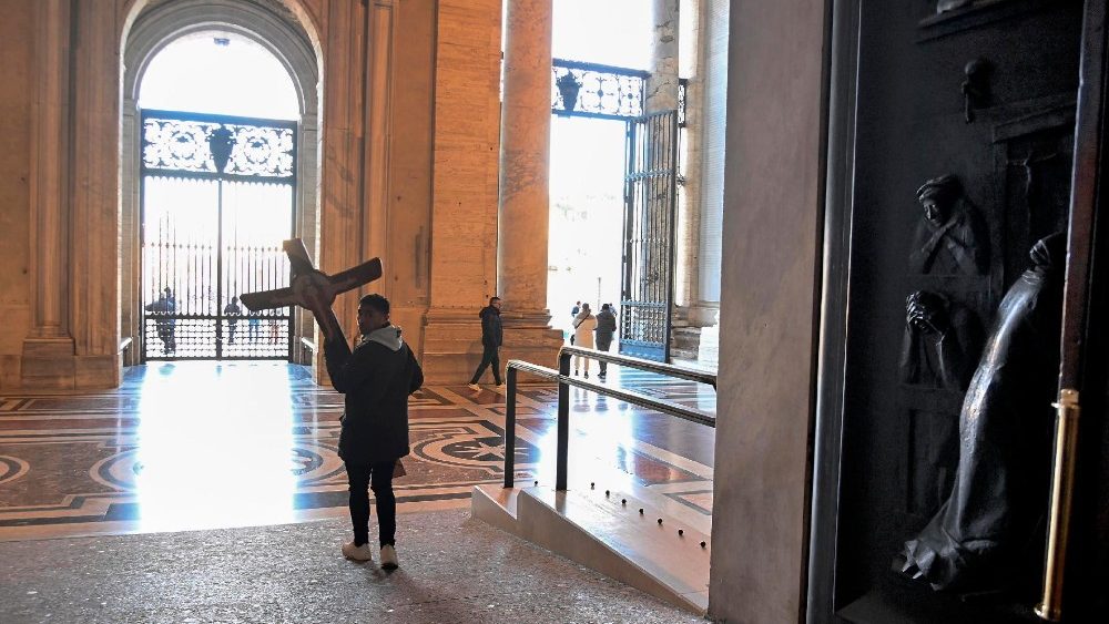 Peregrinos passam pela Porta Santa da Basílica de São Pedro no Vaticano após o início do Ano Jubilar Católico, Cidade do Vaticano, 25 de dezembro de 2024. ANSA/ RICCARDO ANTIMIANI