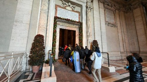  Heiliges Jahr: Pilger durchschreiten Heilige Pforte