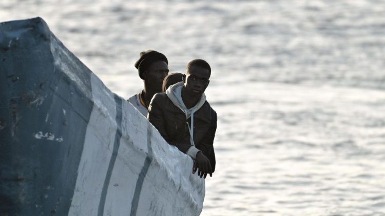 Migrantes, assistidos pela brigada espanhola de salvamento marítimo, chegam ao porto de La Restinga, em El Hierro, Ilhas Canárias, Espanha, em 26 de dezembro de 2024. EPA/GELMERT FINOL