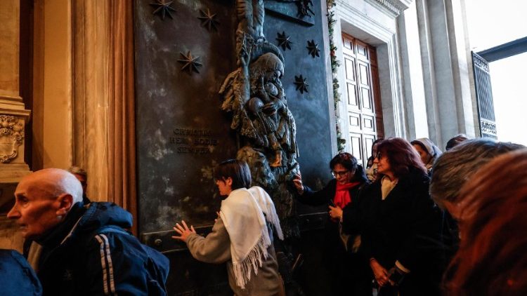 поклонници пред Светата врата на базилика Сан Джовани ин Л