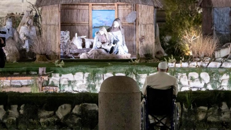 வத்திக்கான் வளாகத்தில் கிறிஸ்து பிறப்புக் குடிலின் முன் செபிக்கும் திருத்தந்தை பிரான்சிஸ் 